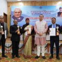 सुशासन दिवस पर मुख्यमंत्री ने अधिकारियों एवं कर्मचारियों को किया सम्मानित, तीन श्रेणियों में किस-किसको मिला पुरस्कार, पढ़िए