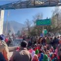 जोशीमठ में धरती का तांडव, जमीन फटने से खतरे में आए लोग लगा रहे सरकार से मदद की गुहार, राजमार्ग को जाम किया