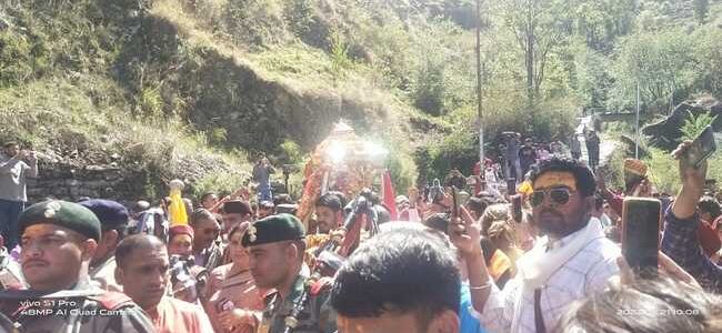 Video बाबा केदारनाथ की उत्सव डोली गद्दी स्थल ऊखीमठ से केदारनाथ धाम के लिए रवाना हो गई, 25 अप्रैल को प्रातः खुलेंगे कपाट Video बाबा केदारनाथ की उत्सव डोली गद्दी स्थल ऊखीमठ से केदारनाथ धाम के लिए रवाना हो गई, 25 अप्रैल को प्रातः खुलेंगे कपाट