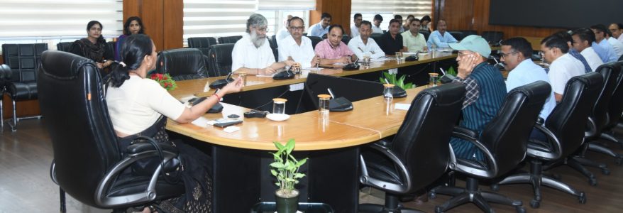 एसीएस राधा रतूड़ी ने मुख्यमंत्री कार्यालय के अधिकारियों व कार्मिकों की बैठक ली, कहा अधिकारी व कार्मिकों की कार्यशैली पर किसी भी प्रकार का प्रश्नचिह्न नही लगना चाहिए