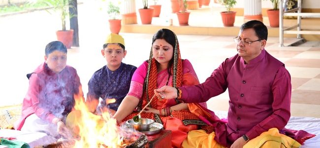 तस्वीरें : सीएम धामी ने नवमी के पावन अवसर पर हवन और कन्या पूजन किया, समस्त प्रदेशवासियों के सुख, समृद्धि की कामना की तस्वीरें : सीएम धामी ने नवमी के पावन अवसर पर हवन और कन्या पूजन किया, समस्त प्रदेशवासियों के सुख, समृद्धि की कामना की