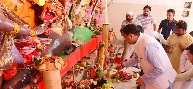 बंगाली कॉलोनी नानकमत्ता में मुख्यमंत्री ने श्री श्री मां दुर्गा मंदिर का किया लोकार्पण, मंदिर के सौंदर्यीकरण तथा नानकमत्ता क्षेत्र के विकास हेतु मिनी मास्टर प्लान बनाने की घोषणा की बंगाली कॉलोनी नानकमत्ता में मुख्यमंत्री ने श्री श्री मां दुर्गा मंदिर का किया लोकार्पण, मंदिर के सौंदर्यीकरण तथा नानकमत्ता क्षेत्र के विकास हेतु मिनी मास्टर प्लान बनाने की घोषणा की