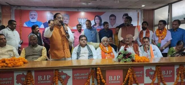 कांग्रेस स्टार प्रचारक दिनेश अग्रवाल ने समर्थकों सहित थामा बीजेपी का दामन, कल ही कांग्रेस से दिया था त्यागपत्र कांग्रेस स्टार प्रचारक दिनेश अग्रवाल ने समर्थकों सहित थामा बीजेपी का दामन, कल ही कांग्रेस से दिया था त्यागपत्र