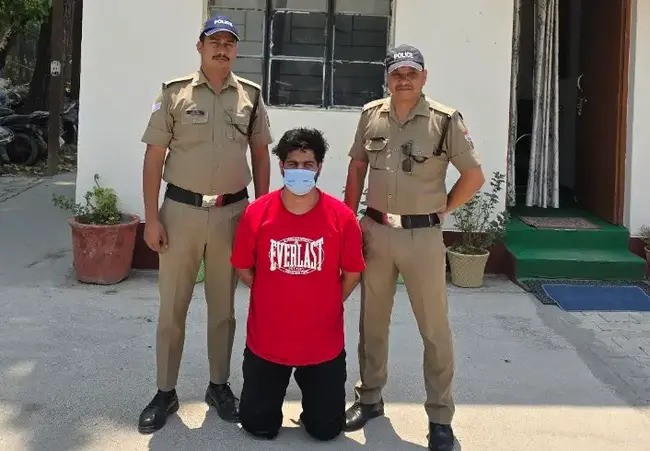 पहाड़ की महिलाओं पर करता था अभद्र टिप्पणी, उत्तराखंड पुलिस ने दिल्ली से किया गिरफ्तार, 25 हजार रुपए का ईनाम रखा गया था