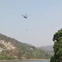 चार वनकर्मियों की मौत के बाद भारतीय वायु सेना का MI-17 हेलीकॉप्टर जंगल की आग बुझाने में जुटा