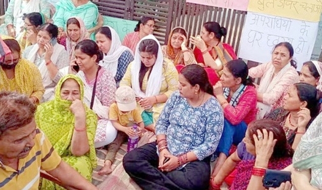देहरादून में रायपुर मर्डर केस को लेकर सड़क पर उतरे लोग, आरोपियों के घरों पर बुलडोजर चलाने की मांग