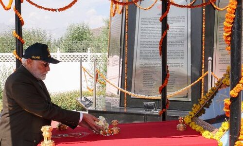 द्रास में पीएम मोदी ने कारगिल विजय दिवस के अवसर पर शहीदों को श्रद्धांजलि अर्पित की, अग्निवीर योजना पर भी कही बड़ी बात द्रास में पीएम मोदी ने कारगिल विजय दिवस के अवसर पर शहीदों को श्रद्धांजलि अर्पित की, अग्निवीर योजना पर भी कही बड़ी बात