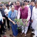 गुरू पूर्णिमा के शुभ अवसर पर मुख्यमंत्री ने ‘एक पेड़ मां के नाम’ अभियान के अंतर्गत अपनी माताजी संग किया पौधारोपण, कहा ﻿व्यक्ति के जीवन में उसकी सबसे पहली गुरु माँ ही हैं