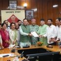 उत्तराखंड में एक राज्य एक पंचायत चुनाव की उठी मांग, सीएम धामी से त्रिस्तरीय पंचायत संगठन के सदस्यों ने भेंट की