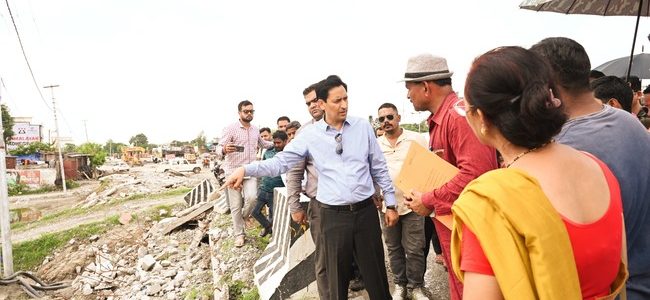 हल्द्वानी में यहां कुमाऊं कमिश्नर दीपक रावत ने किया निरीक्षण, अधिग्रहण की गई जमीन का मुआवजा शीघ्र देने की बात कही हल्द्वानी में यहां कुमाऊं कमिश्नर दीपक रावत ने किया निरीक्षण, अधिग्रहण की गई जमीन का मुआवजा शीघ्र देने की बात कही