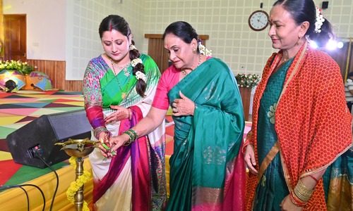 सीएम आवास में हुआ सावन उत्सव कार्यक्रम का आयोजन, गुरमीत कौर और गीता धामी ने किया उद्घाटन