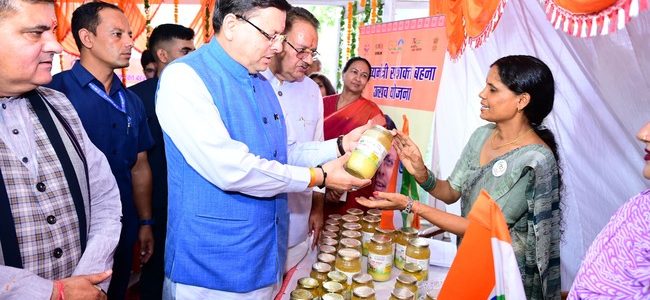 मुख्यमंत्री सशक्त बहना उत्सव योजना एवं मुख्यमंत्री महिला स्वयं सहायता समूह सशक्तिकरण योजना के अन्तर्गत लगाए गए स्टॉलों का शुभारंभ, सीएम ने स्थानीय उत्पादों की खरीदारी भी की मुख्यमंत्री सशक्त बहना उत्सव योजना एवं मुख्यमंत्री महिला स्वयं सहायता समूह सशक्तिकरण योजना के अन्तर्गत लगाए गए स्टॉलों का शुभारंभ, सीएम ने स्थानीय उत्पादों की खरीदारी भी की