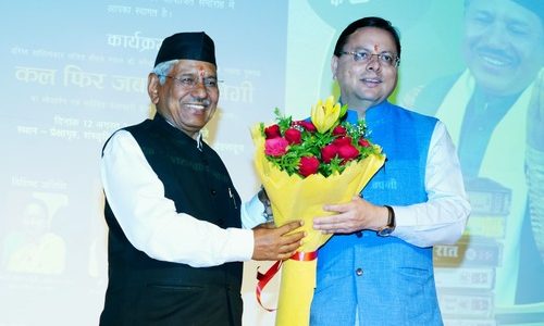 मुख्यमंत्री ने प्रसिद्ध लोक गायक नरेन्द्र सिंह नेगी को उत्तराखण्ड लोक सम्मान से सम्मानित किया, नेगी को बताया हिमालय जैसा अडिग व्यक्तित्व मुख्यमंत्री ने प्रसिद्ध लोक गायक नरेन्द्र सिंह नेगी को उत्तराखण्ड लोक सम्मान से सम्मानित किया, नेगी को बताया हिमालय जैसा अडिग व्यक्तित्व