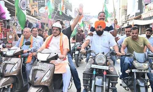 काशीपुर में भाजयुमो द्वारा आयोजित की गई तिरंगा यात्रा रैली, कैबिनेट मंत्री गणेश जोशी ने लिया हिस्सा काशीपुर में भाजयुमो द्वारा आयोजित की गई तिरंगा यात्रा रैली, कैबिनेट मंत्री गणेश जोशी ने लिया हिस्सा