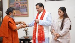 Uttarakhand मुख्यमंत्री धामी को संत महात्माओं ने रक्षा सूत्र बांधा, उनके दीर्घायु होने की कामना की