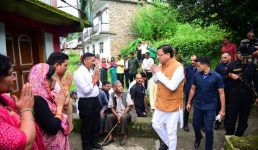 गैरसैंण के सारकोट गांव में शहीद के घर पहुंचे मुख्यमंत्री धामी, लेह-लद्दाख में ड्यूटी के दौरान शहीद हुए हवलदार बसुदेव सिंह के परिजनों से मिलकर व्यक्त की शोक-संवेदना