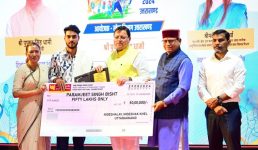 राष्ट्रीय खेल दिवस के अवसर पर मुख्यमंत्री ने उत्तराखंड के 4 खिलाड़ियों को 50-50 लाख की धनराशि के चेक प्रदान किये, राज्य में आयोजित होने वाले 38वें राष्ट्रीय खेल की वेबसाइट का लोकार्पण भी किया