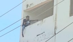 दून मेडिकल कॉलेज की छत पर चढ़कर आत्महत्या की धमकी देने लगा युवक, पुलिस ने बड़ी मुश्किल से उतारा