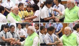 तस्वीरें : प्रधानमंत्री निवास में रक्षा बंधन, छोटे बच्चों ने पीएम मोदी को बांधी राखी