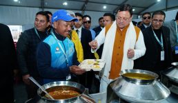 दिल्ली से देहरादून आते ही सीएम धामी ने 38वें राष्ट्रीय खेलों की विभिन्न व्यवस्थाओं का अवलोकन किया, खिलाड़ियों को भोजन परोसा और खिलाड़ियों के साथ बैठकर भोजन भी किया