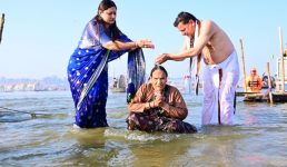 सीएम धामी ने प्रयागराज महाकुंभ में सपरिवार स्नान किया, प्रदेशवासियों की सुख समृद्धि तथा प्रदेश की उन्नति के लिए प्रार्थना की