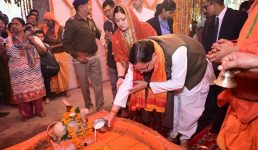 मुख्यमंत्री धामी ने महाशिवरात्रि के अवसर पर चकरपुर, खटीमा स्थित श्री वनखंडी महादेव शिव मंदिर में सपत्नीक जलाभिषेक एवं पूजा अर्चना की, प्रदेश में सुख, शांति एवं समृद्धि की कामना की