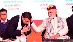 हाथ मिलाकर, पीठ थपथपाकर सीएम को शाबाशी, शानदार बाॅन्डिंग, छोटे भाई, ऊर्जावान मुख्यमंत्री जैसे शब्दों का प्रयोग
