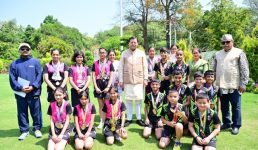 चमोली के सरस्वती विद्या मंदिर इण्टर कॉलेज के राष्ट्रीय टेबल टेनिस में गोल्ड लाने वाले छात्रों ने मुख्यमंत्री से भेंट की, अभिभावक, कोच सहित सीनियर वेटरन खिलाडी देवेन्द्र कांडपाल रहे मौजूद