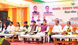 मुख्यमंत्री पुष्कर सिंह धामी ने हेमवती नंदन बहुगुणा गढ़वाल केंद्रीय विश्वविद्यालय परिसर, श्रीनगर में आयोजित छात्रसंघ शुभारंभ समारोह में प्रतिभाग किया