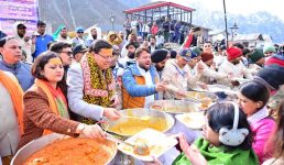 केदारनाथ में मुख्य सेवक भंडारा में मुख्यमंत्री ने श्रद्धालुओं को वितरित किया प्रसाद, विभिन्न राज्यों से आए श्रद्धालुओं से मुख्यमंत्री ने की मुलाकात