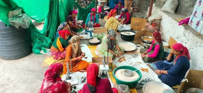 केदारनाथ यात्रा से महिला समूहों को मिल रहा कारोबार, प्रसाद, सोवेनियर, स्थानीय उत्पाद के स्टॉल से लेकर होमस्टे तक महिलाओं की भूमिका केदारनाथ यात्रा से महिला समूहों को मिल रहा कारोबार, प्रसाद, सोवेनियर, स्थानीय उत्पाद के स्टॉल से लेकर होमस्टे तक महिलाओं की भूमिका