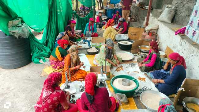 केदारनाथ यात्रा से महिला समूहों को मिल रहा कारोबार, प्रसाद, सोवेनियर, स्थानीय उत्पाद के स्टॉल से लेकर होमस्टे तक महिलाओं की भूमिका