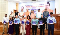 मुख्यमंत्री पुष्कर सिंह धामी ने विभिन्न पदोंं पर नियुक्त 139 अभ्यर्थियों को नियुक्ति पत्र वितरित किए, उच्च शिक्षा विभाग में 52 पदों पर तथा चिकित्सा शिक्षा विभाग में 87 पदों पर दी गई नियुक्ति