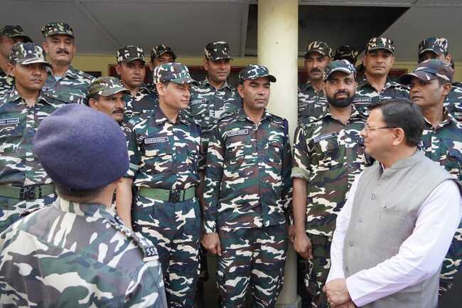 मुख्यमंत्री धामी ने बनबसा की सीमा चौकी पर एस.एस.बी. अधिकारियों व जवानों से की मुलाकात, कहा सीमाओं की सुरक्षा में तैनात हमारे जवान देश की शान