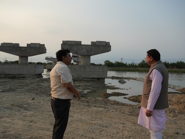 मुख्यमंत्री ने किया भारत-नेपाल सीमा पर निर्माणाधीन मार्ग का निरीक्षण, बनबसा से नेपाल सीमा तक बनने वाला यह मार्ग रणनीतिक, व्यापारिक और सामरिक दृष्टिकोण से अत्यंत महत्वपूर्ण है