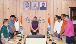 मुख्यमंत्री धामी ने उच्च अधिकारियों के साथ बैठक के दौरान गुजरात के अहमदाबाद में हुए विमान हादसे में जान गंवाने वालों को श्रद्धांजलि दी, शोकाकुल परिजनों के प्रति अपनी संवेदनाएं भी व्यक्ति की