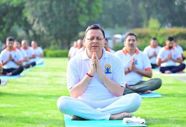 मुख्यमंत्री आवास परिसर में किया गया योगाभ्यास, सीएम धामी ने प्रदेशवासियों से योग को नियमित दिनचर्या का हिस्सा बनाने का आह्वान किया