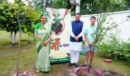 मुख्यमंत्री ने एक पेड़ मां के नाम अभियान के अन्तर्गत अपनी माताजी के साथ किया पौधारोपण