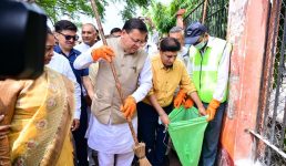 मुख्यमंत्री ने एक पेड़ मां के नाम अभियान के तहत किया पौधारोपण, स्वच्छता अभियान में भी शामिल हुए मुख्यमंत्री धामी