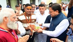 मुख्यमंत्री ने टनकपुर से कैलाश मानसरोवर यात्रा के पहले दल को  हरी झंडी दिखाकर किया रवाना, देवभूमि से शिवधाम की ओर पहला कदम, मुख्यमंत्री  ने किया कैलाश मानसरोवर यात्रा का शुभारंभ