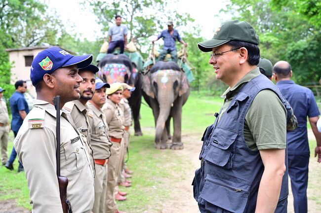 कार्बेट नेशनल पार्क में सीएम धामी ने किया जंगल सफारी का अनुभव, ‘एक पेड़ माँ के नाम’ अभियान के तहत हुआ 1000 से अधिक पौधारोपण