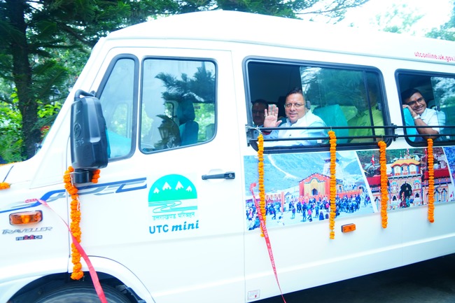 सीएम धामी ने उत्तराखण्ड परिवहन निगम द्वारा संचालित की जा रही 20 नई वातानुकूलित यूटीसी मिनी (टैम्पो ट्रेवलर) का फ्लैग ऑफ किया