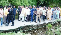 सीएम धामी ने देहरादून में रायपुर क्षेत्र के अंतर्गत अतिवृष्टि से प्रभावित क्षेत्रों का स्थलीय निरीक्षण किया, कहा जनता की सुरक्षा राज्य सरकार की सर्वोच्च प्राथमिकता