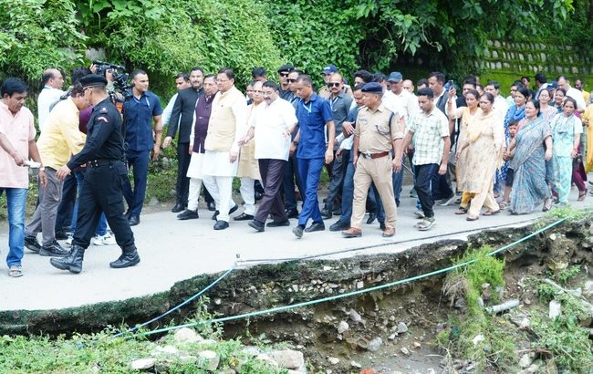 सीएम धामी ने देहरादून में रायपुर क्षेत्र के अंतर्गत अतिवृष्टि से प्रभावित क्षेत्रों का स्थलीय निरीक्षण किया, कहा जनता की सुरक्षा राज्य सरकार की सर्वोच्च प्राथमिकता