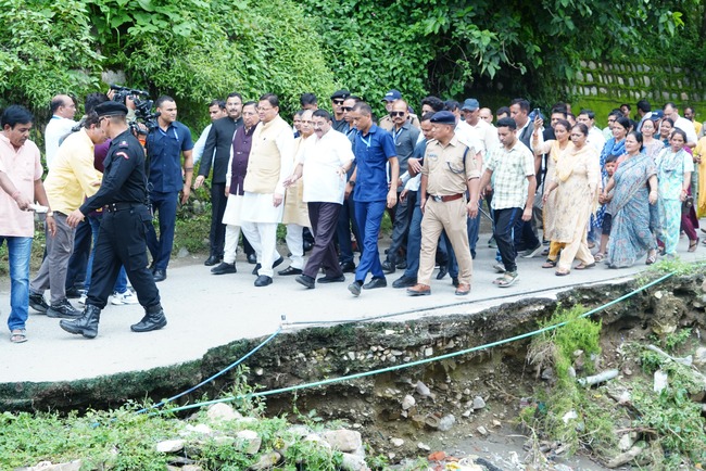 सीएम धामी ने देहरादून में रायपुर क्षेत्र के अंतर्गत अतिवृष्टि से प्रभावित क्षेत्रों का स्थलीय निरीक्षण किया, कहा जनता की सुरक्षा राज्य सरकार की सर्वोच्च प्राथमिकता