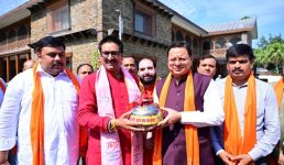 सीएम धामी ने किया कुशीनगर जनपद में भगवान सूर्य की मूर्ति के जलाभिषेक के लिए कलश यात्रा का फ्लैग ऑफ, देश से लगभग 151 पवित्र नदियों का जल एकत्र किया जा रहा है