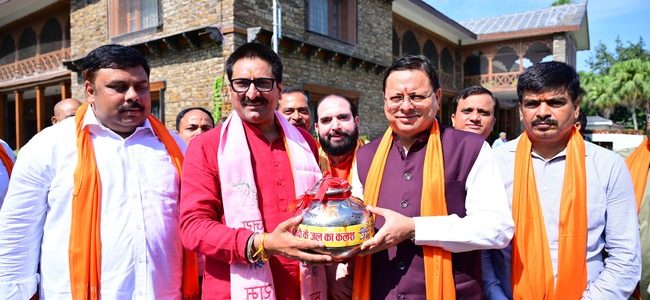 सीएम धामी ने किया कुशीनगर जनपद में भगवान सूर्य की मूर्ति के जलाभिषेक के लिए कलश यात्रा का फ्लैग ऑफ, देश से लगभग 151 पवित्र नदियों का जल एकत्र किया जा रहा है सीएम धामी ने किया कुशीनगर जनपद में भगवान सूर्य की मूर्ति के जलाभिषेक के लिए कलश यात्रा का फ्लैग ऑफ, देश से लगभग 151 पवित्र नदियों का जल एकत्र किया जा रहा है