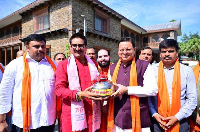 सीएम धामी ने किया कुशीनगर जनपद में भगवान सूर्य की मूर्ति के जलाभिषेक के लिए कलश यात्रा का फ्लैग ऑफ, देश से लगभग 151 पवित्र नदियों का जल एकत्र किया जा रहा है