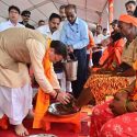 मुख्यमंत्री धामी ने कावंडियों के पांव धोकर शिव भक्तों का किया स्वागत, हरिद्वार आये कांवडियों एवं शिव भक्तों पर हैलीकॉफ्टर से हुई पुष्प वर्षा