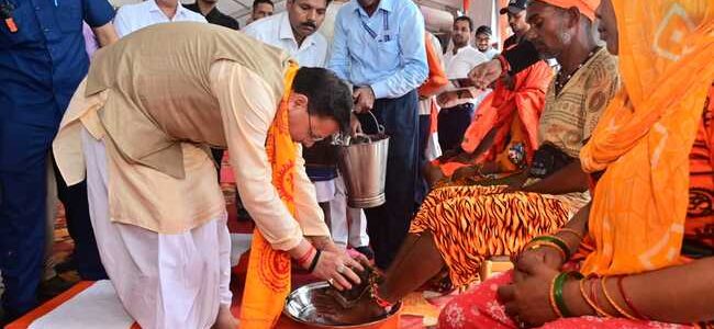 मुख्यमंत्री धामी ने कावंडियों के पांव धोकर शिव भक्तों का किया स्वागत, हरिद्वार आये कांवडियों एवं शिव भक्तों पर हैलीकॉफ्टर से हुई पुष्प वर्षा